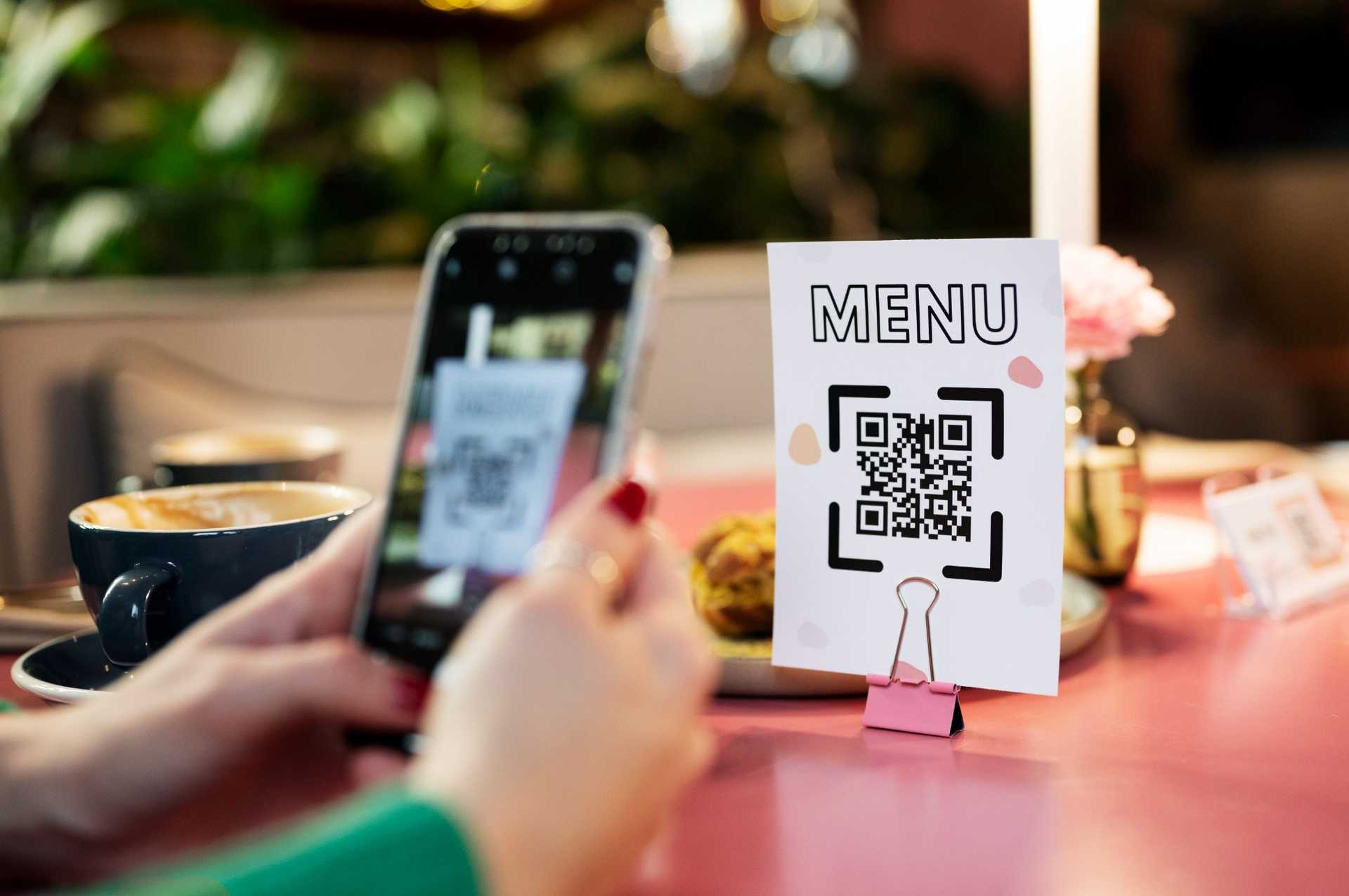 Meniu Digital QR — Cum economisești la print, actualizezi prețurile instant și culegi date despre clienți