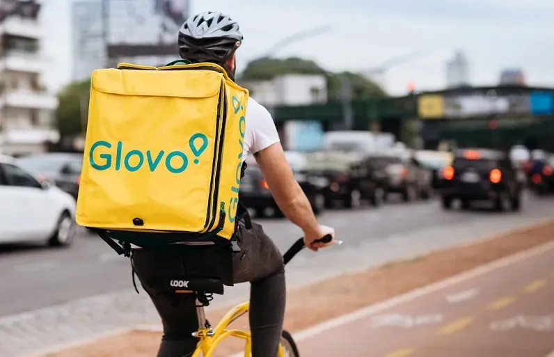 Integrare Glovo pentru restaurante: comenzi automate în bucătărie, bonuri tipărite și fluxuri eficiente cu POS/KDS