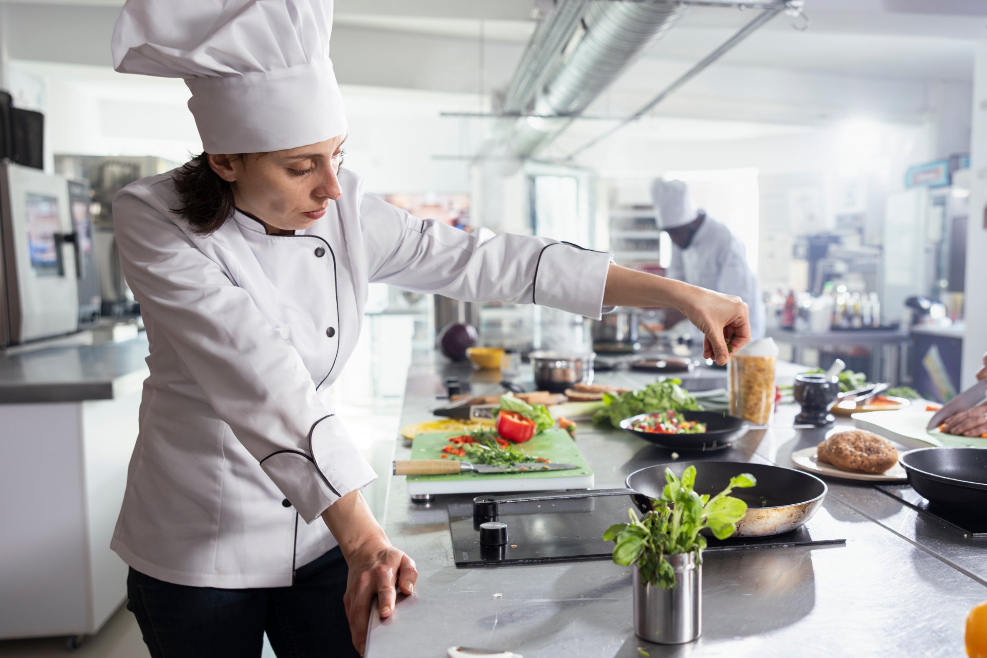 Bucătărie cu ecran digital pentru comenzi restaurant și livrări pizza